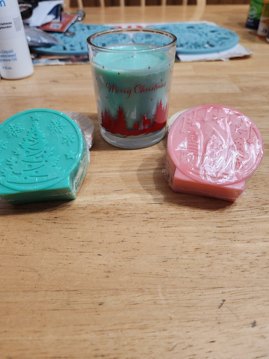 Handmade Christmas Queen Gift Set,  Pearberry and Cashmere Scented Goatmilk Soaps and 8-ounce Country Christmas  Scented Soy Wax Gift Box (Women)