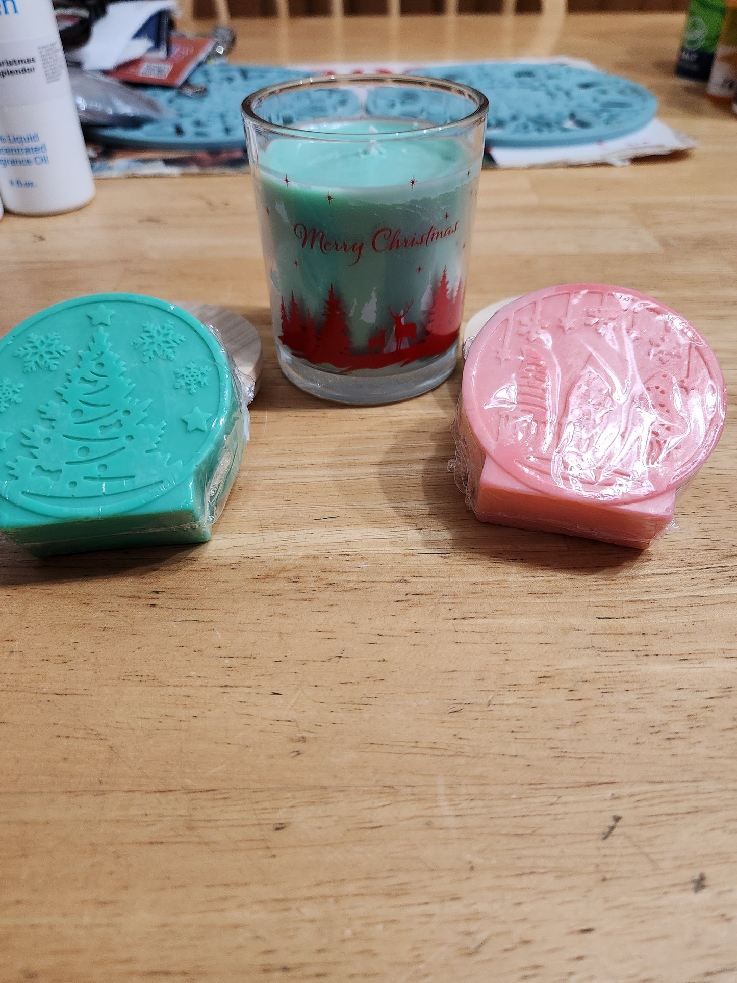 Handmade Christmas Queen Gift Set,  Pearberry and Cashmere Scented Goatmilk Soaps and 8-ounce Country Christmas  Scented Soy Wax Gift Box (Women)