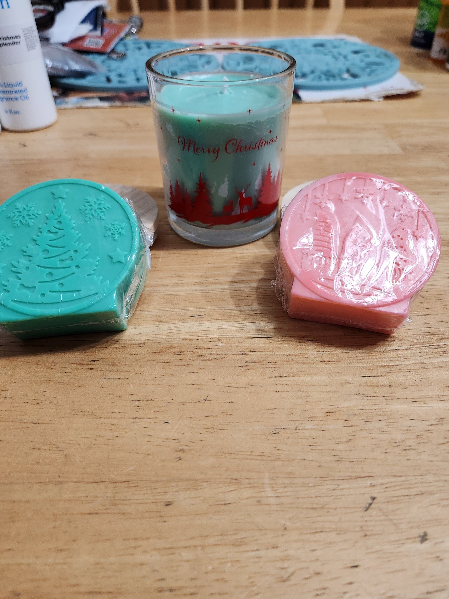 Handmade Christmas Queen Gift Set,  Pearberry and Cashmere Scented Goatmilk Soaps and 8-ounce Country Christmas  Scented Soy Wax Gift Box (Women)
